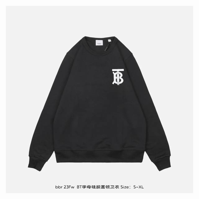 Burberry 博柏利 23Fw BT字母硅胶圆领卫衣 灵感源自八十年代复古，采用定制面料制作而成，官方同款，面料经过同缸染色工艺处理，手感舒适柔软，既时尚又