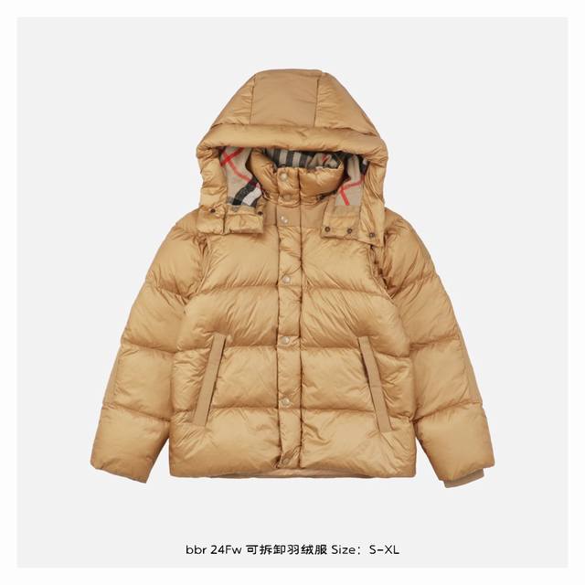 Burberry 博柏利 24Fw 可拆卸羽绒服 采用可调节式尼龙布料连帽外套，休闲对格裁剪，衣袖装饰有B家立体式硅胶标饰，衣领和帽里均采用对格定制的80羊绒，