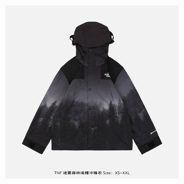 The North Face 迷雾森林连帽冲锋衣 全身压胶专业防水涂层，防水效果一流，比利时进口油墨印花，聚酰胺纤维成分分散性燃料印花红外线网版定位数码印花后裁