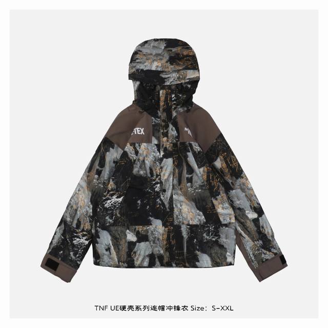 The North Face UE硬壳系列连帽冲锋衣 全身压胶专业防水涂层，防水效果一流，面料表层做强度防水，内层已经覆膜，所以到达实现三层防水的效果，使成衣具