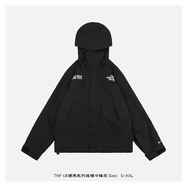 The North Face UE硬壳系列连帽冲锋衣 全身压胶专业防水涂层，防水效果一流，面料表层做强度防水，内层已经覆膜，所以到达实现三层防水的效果，使成衣具