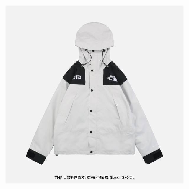 The North Face UE硬壳系列连帽冲锋衣 全身压胶专业防水涂层，防水效果一流，面料表层做强度防水，内层已经覆膜，所以到达实现三层防水的效果，使成衣具