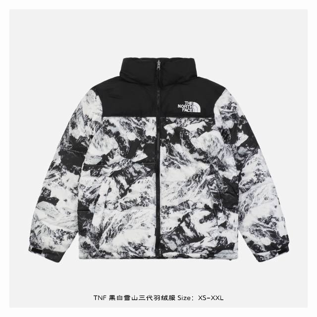 The North Face 黑白雪山三代羽绒服 面料为百分百40D尼丝纺，防水防风，内胆2层，里布一层，一共四层面料，两个颜色拼接，上部为纯色，下身为格子状色