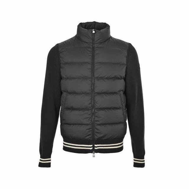 Moncler 蒙口 拼接毛织袖立领薄绒羽绒服外套 毛衣与羽绒服的拼接设计，以高质量白鹅绒填充著称，保暖效果极佳。同时，毛衣部分采用羊毛、羊绒等天然纤维材质，柔