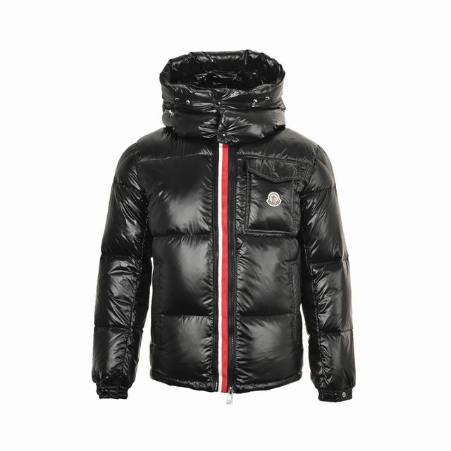 Moncler 蒙口 22Fw 玛雅口袋徽标彩带羽绒服 该款羽绒服采用标志性的闪亮漆面尼龙面料制成，双门襟设计可轻松调节款型，点缀标志性三色织带细节，可根据气候