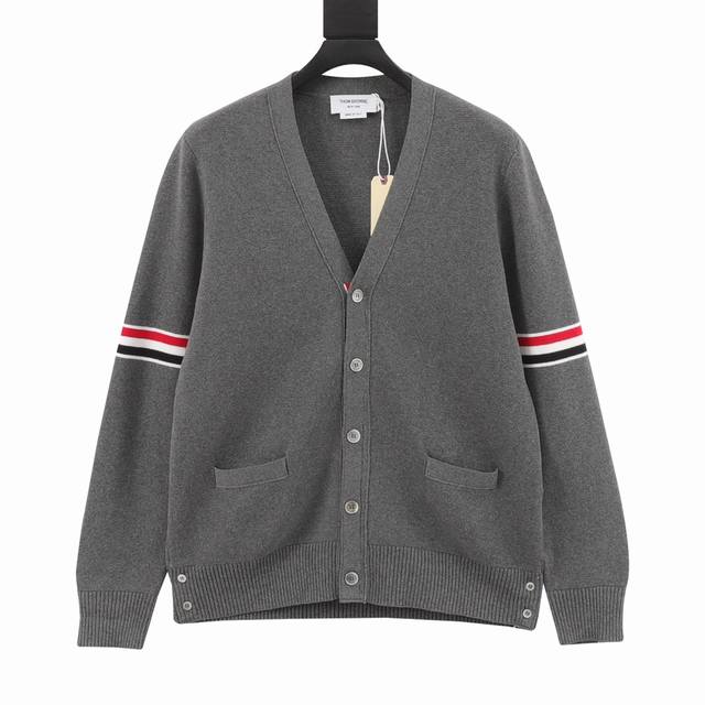 Thom Browne 汤姆布朗 三色织带开衫毛衣 采用定制26s 面料 成衣克重高达900G，冬季保暖性能极佳 上身肤感舒适。定织定染纱线，颜色100%一致。