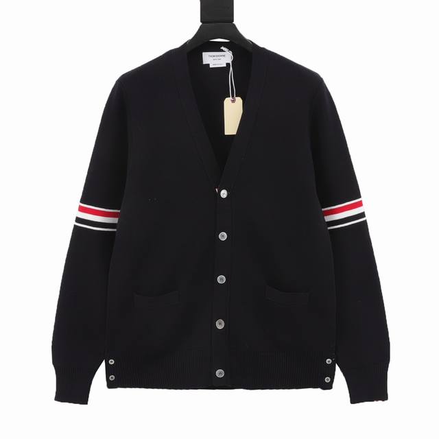 Thom Browne 汤姆布朗 三色织带开衫毛衣 采用定制26s 面料 成衣克重高达900G，冬季保暖性能极佳 上身肤感舒适。定织定染纱线，颜色100%一致。