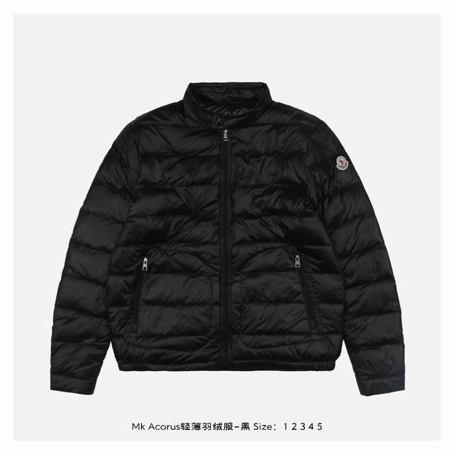 Moncler 蒙口 Acorus轻薄羽绒服-黑 采用Longue Saison尼龙制成，内里填充90白鸭绒，立领版型，挺阔有型，是一众icon的衣柜必备单品，