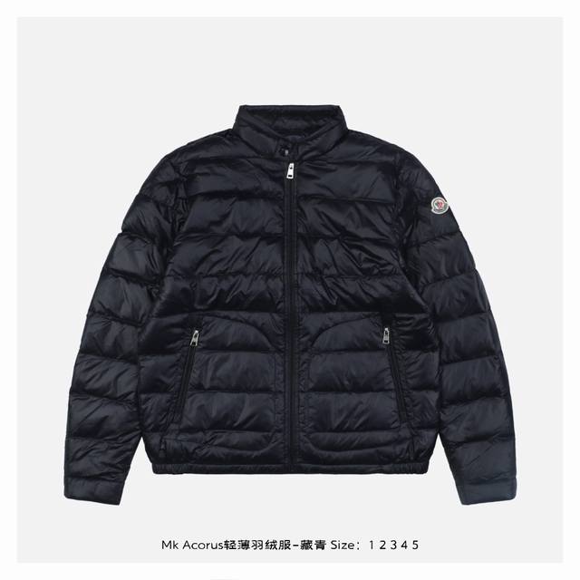 Moncler 蒙口 Acorus轻薄羽绒服-藏青 采用Longue Saison尼龙制成，内里填充90白鸭绒，立领版型，挺阔有型，是一众icon的衣柜必备单品