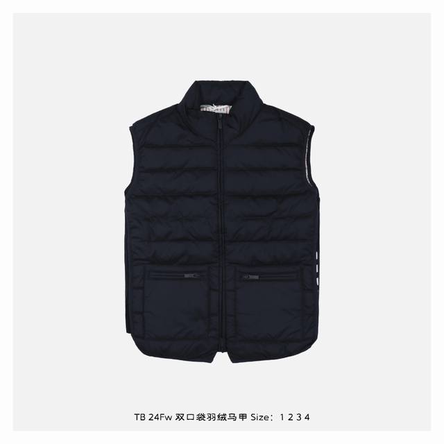 Thom Browne 24Fw 双口袋羽绒马甲 面料为50D尼龙哑光处理面布，面布均有做防水防绒涂层处理工艺，螺纹为95%棉，5%氨纶材质混纺织成，氨纶主要起