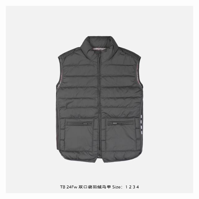 Thom Browne 24Fw 双口袋羽绒马甲 面料为50D尼龙哑光处理面布，面布均有做防水防绒涂层处理工艺，螺纹为95%棉，5%氨纶材质混纺织成，氨纶主要起