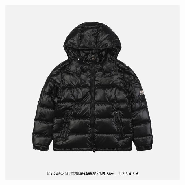 Moncler 蒙口 24Fw MK手臂标玛雅羽绒服 -广检真50绒，附带NFC芯片可扫码 该款羽绒服采用标志性的闪亮漆面尼龙面料制成，双门襟设计可轻松调节款型