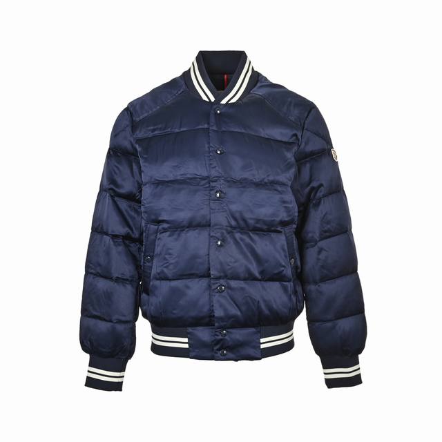 Moncler 蒙口 24Fw 后背logo飞行棒球服羽绒服外套 学院复古风棒球服夹克，时尚有型，缎面尼龙材质，经过多次褪色处理后没有普通绸缎的颜色光艳度，整体