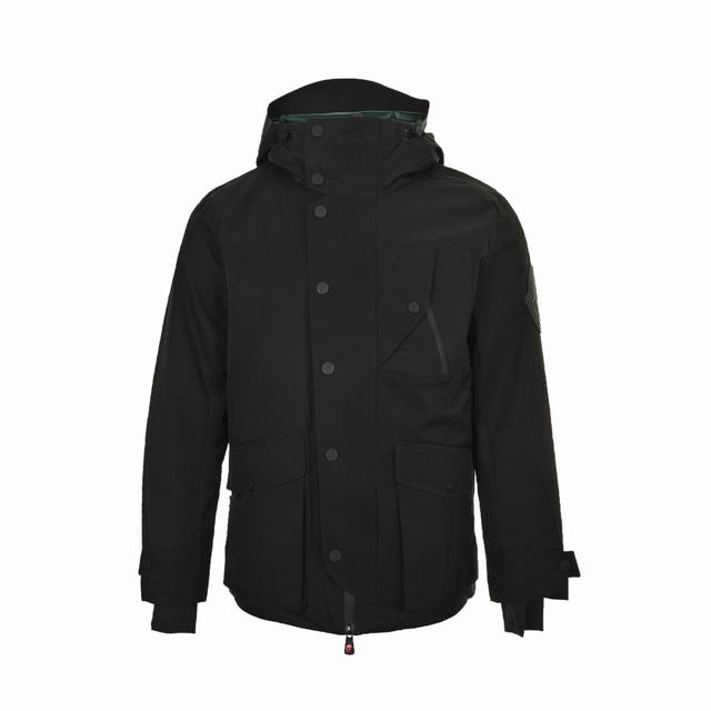 Moncler 蒙口 24Fw 滚石大舌头联名羽绒服 冬季必盘单品之一！所有面辅料都是1：1提供！A+级蒙口原版防水面料，所有锁扣都带有品牌LOGO，衣领处联名