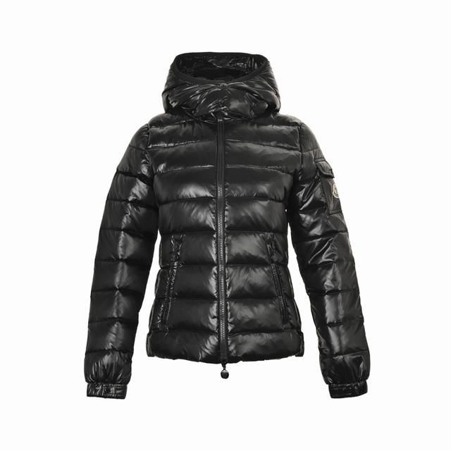 Moncler 蒙口 王菲同款收腰女士连帽羽绒服 Bady是自由创意和感性态度交织在一起的运动美学的蜕变。它柔和地勾勒未来派的魅力，用高科技解读女性婀娜多姿的体