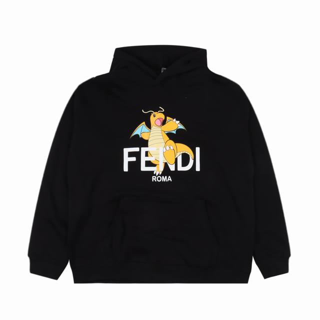 Fendi 芬迪FD x FRGMT × Pokemon 芬迪宝可梦联名款小火龙连帽卫衣 采用 320克活性黑毛圈卫衣料，2*2螺纹，触感柔软舒适，透气性好，绒