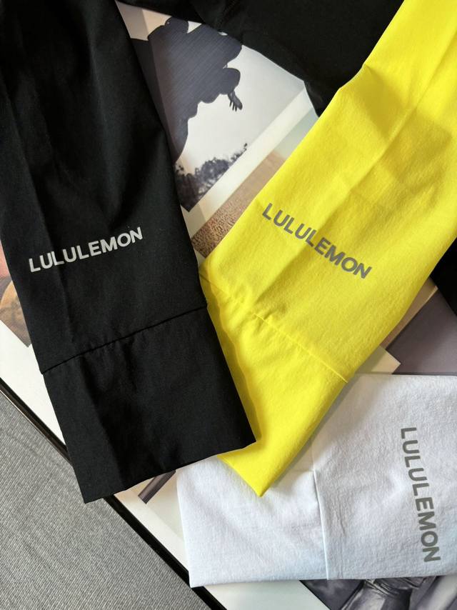 细节图 .lululemon皮肤衣防晒衣袖口logo字母 Mist Over 不易被水沾湿的面料，就算下雨也不会影响跑步和徒步计划出太阳以后，还可以防晒。又或者