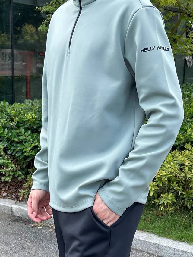 HELLY HANSEN HH 男秋冬小高领保暖套头长袖T恤 立领+半拉链设计一直都很喜欢，视觉上会拉长整个脖子的线条，整个人看起来更加的有精神，而且是中立领的