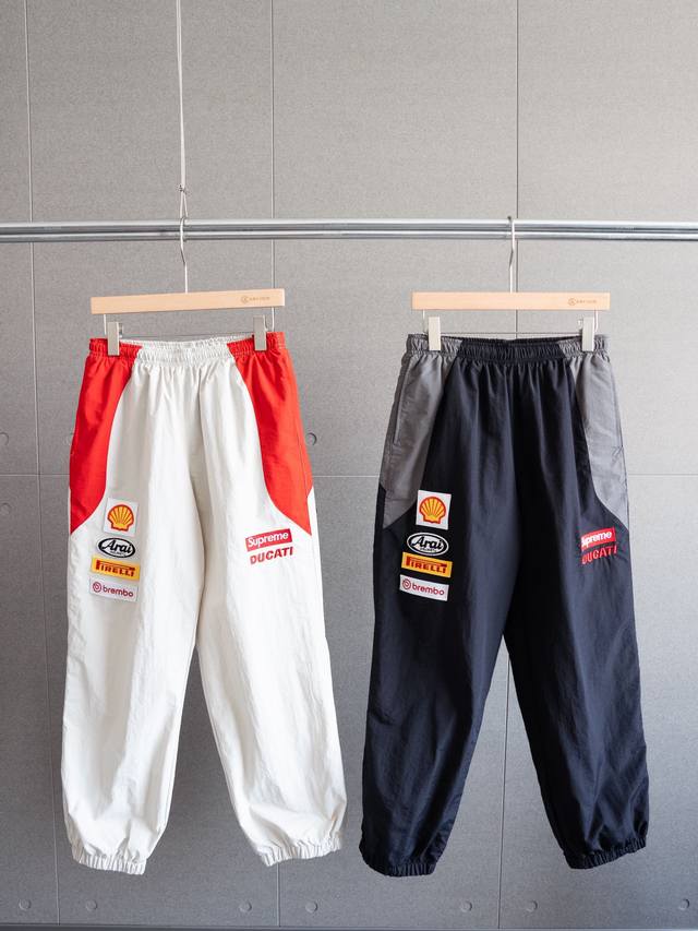 同系列长裤 最炸裂的联名 Supreme x DUCATI 杜卡迪 联名款 SS24 WEEK16 TRACK PANT Logo印花撞色运动长裤 - 颜色：黑