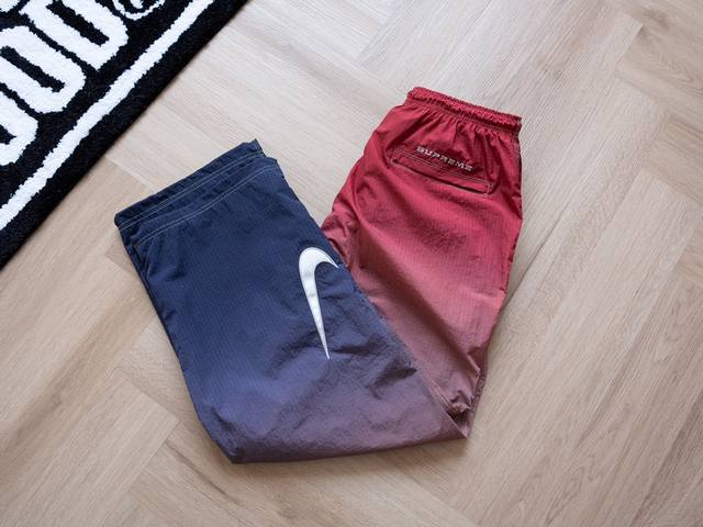 Supreme x Nike 联名款SS24 Week10 Track Pant logo束腰休闲裤 长裤 - 颜色：渐变色 - 尺码： S M L XL 尺码