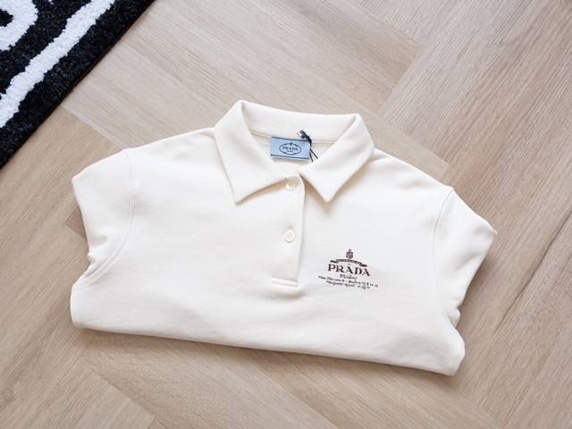 女神秋季刚需 PRADA 普拉达24SS polo女款长袖卫衣 顶级面料配置 - 颜色：奶油色 - 尺码：S M L 码数试穿： 模特A：身高154，体重97，