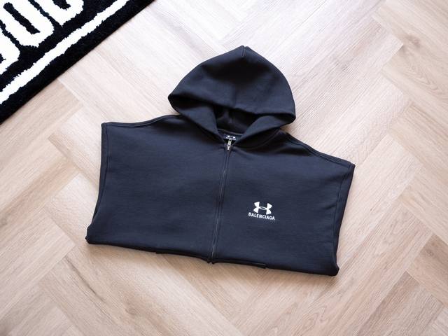 顶级正确版本 vs市场通货 Balenciaga x Under Armor 联名款 刺绣logo拉链连帽卫衣 男女同穿 - 颜色：黑灰色 - 尺码： 1 2