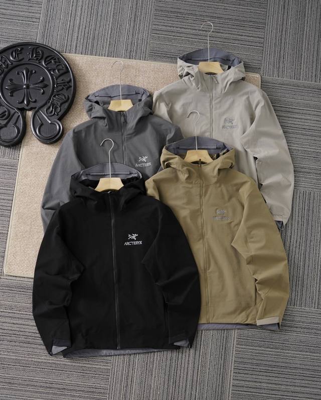 上新 品牌：始祖鸟 ARCTERYX 尺码：M-L-XL-XXL-XXXL 颜色：黑色-浅灰色-深灰色-卡其色 类型：户外防风防水休闲运动软壳外套 材质：进口斜