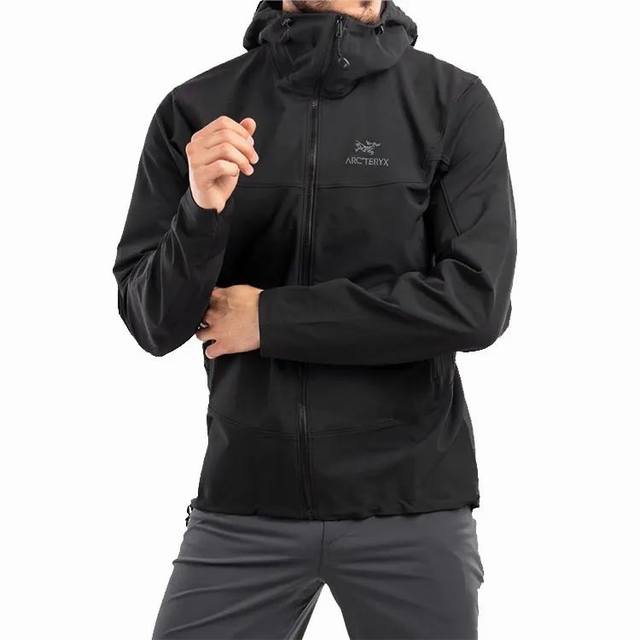 品牌：始祖鸟 ARCTERYX 尺码：S-M-L-XL-XXL-XXXL 颜色：以太蓝-姜黄-灰色-黑色 类型：户外防风防水休闲运动软壳外套 材质：进口四面弹梭