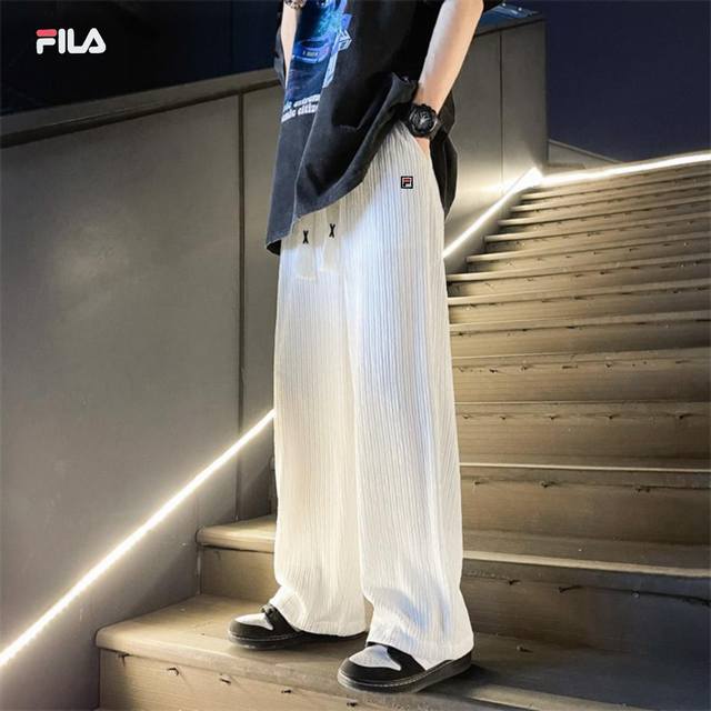 上新 斐乐FILA 夏季品质轻薄冰丝运动休闲弹力速干裤 ◆采用垂感冰丝面料 上身凉爽不沾身 腰部为松紧带设计 大小可调 松紧自如 裤脚部直筒设计 更加凉爽 大厂