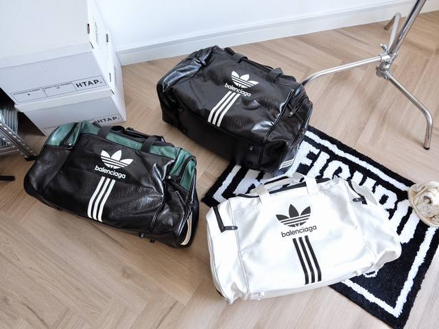 跑量价格发 之前卖的客户找我退差价 顶级潮流联名 Balenciaga x Adidas 阿迪达斯 三叶草 徽标字母印花三条杠 仿旧细纹皮革手提包旅行包 全网底