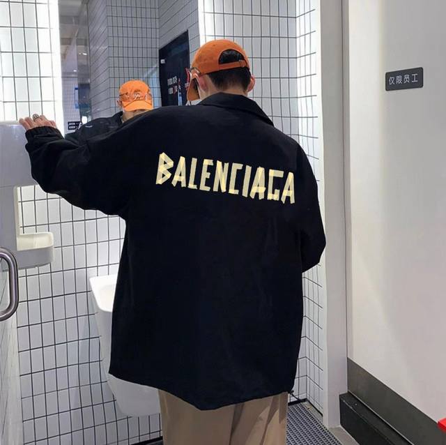 Balenciaga巴黎世家胶带立领教练夹克外套 精选优质梭织加厚面料 匀整光洁 吸湿耐磨不易折 厚实板正上身超赞宽松版型结合立体裁剪工艺 留有充裕活动空间 翻