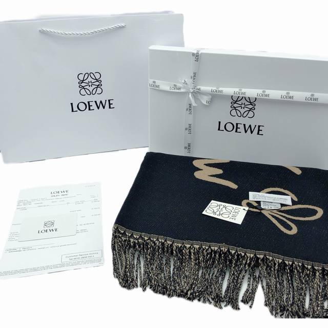 Loewe 罗意威涂鸦款双面围巾 超美新款围巾！男女同款！专柜断货款超难买哦！原单品质好货，甩市场货N条街，进出专柜无压力，做工非常精致，很有分量，我们的价格真