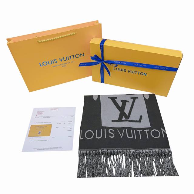 LOUISVUITTON 字母保暖时尚羊绒-黑灰色绒线口袋围巾女款，LV新款披肩围巾，延续冬日经典羊绒添缀口袋，嵌饰 Monogram 图案更显尊贵，纤长流苏为