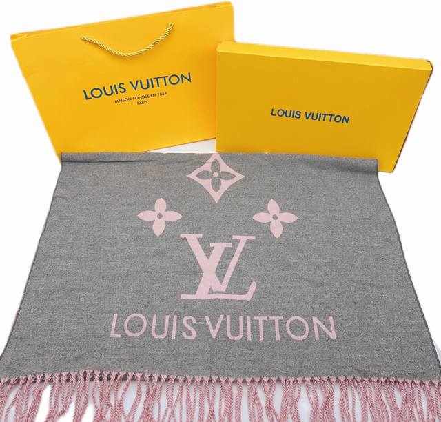 LOUIS VUITTON Reykjavik 双面羊绒流苏围巾灰粉色，TOP LOUIS VUITTON绒线围巾热度榜第1名，LV围巾的质感可以说是非常Nic