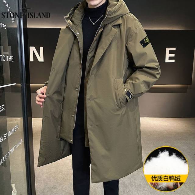 高品质羽绒服石头岛Stone Island冬季新款，男士假两件连帽保暖白鸭绒中长款羽绒服，男羽绒外套！ 说起冬季的神仙单品，中长款的连帽羽绒服肯定能占一席之地，