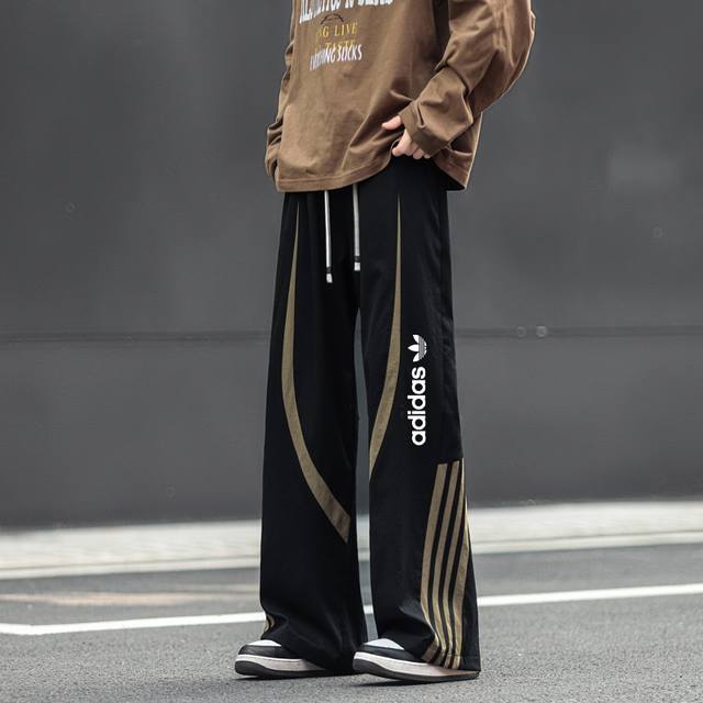 上新 Adidas 三叶草新款拼接撞色休闲裤 情侣休闲裤，定制宽松舒适，超爆经典款，经过高温水洗处理，确保衣服不变形不缩水，情侣裤子：高品质做工，新款情侣款拼色