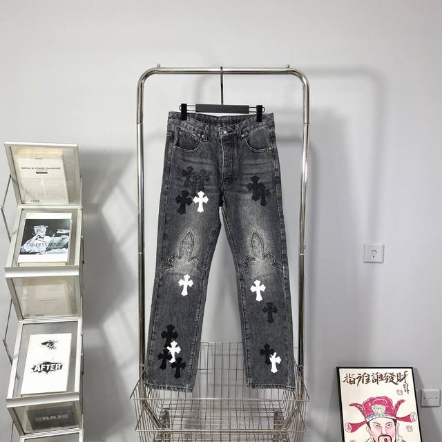 顶级版本 Chrome Hearts 克罗心 城市限定火焰黑白贴皮牛仔裤均需要成品水洗后再拆开手工订绵羊皮十字皮再拼接完成 整件工艺多到说不清 柜价8W+级别，