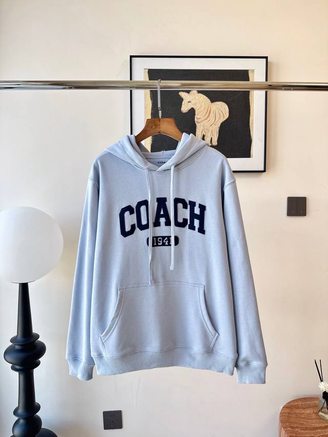 早秋新品]Coach经典标志蓝色连帽卫衣是一款经典百搭的时尚单品，秋天拍了拍你说“到了要穿卫衣的季节啦”相信入秋 帽衫是我们衣橱里必不可少的一款品类，其蓝色的色