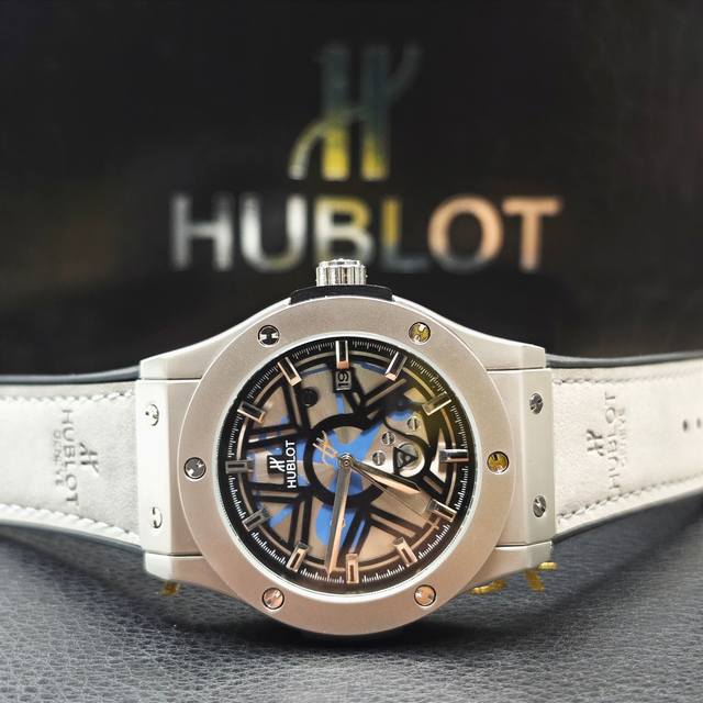 潮流切割 几何图案 HUBLOT恒宝 宇舶 CLASSIC经典融合系列机械表 511.NX7170.LR 表壳采用3电镀工艺 切割散件组装，同步原装细节，搭配防