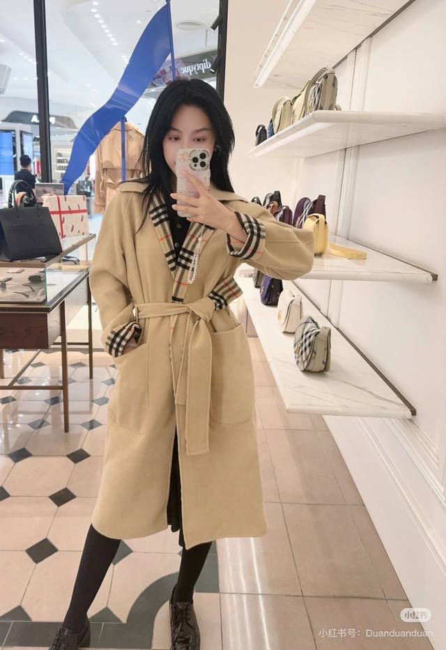 上新 BURBERRY 巴宝莉 24ss 双面两穿长款格纹轻便大衣上新！ 双面两穿款式，一面呈现纯色设计，另一面装饰 Burberry 格纹。质地柔软，呈现常规