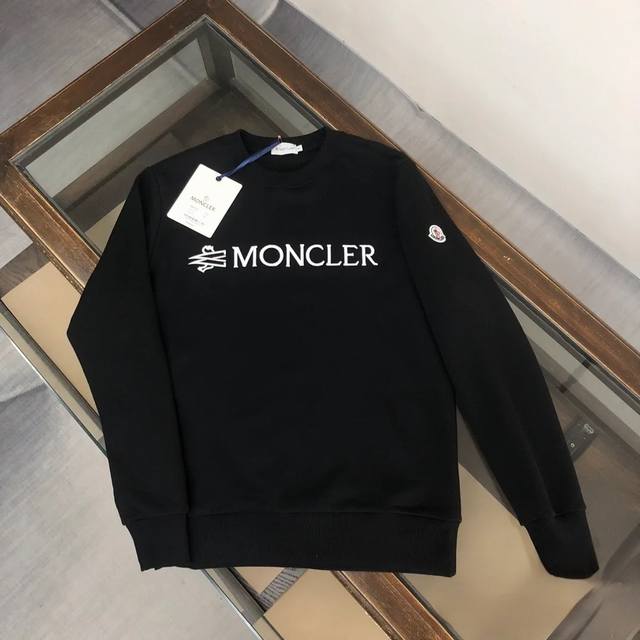 MONCLER 蒙口加绒 秋冬情侣款圆领卫衣 加绒圆领卫衣落肩款，精梳绒不起球，今年最流行面料，专柜主打款！ 整体衣服干净整洁，没有过多的装饰，已足够彰显它的时