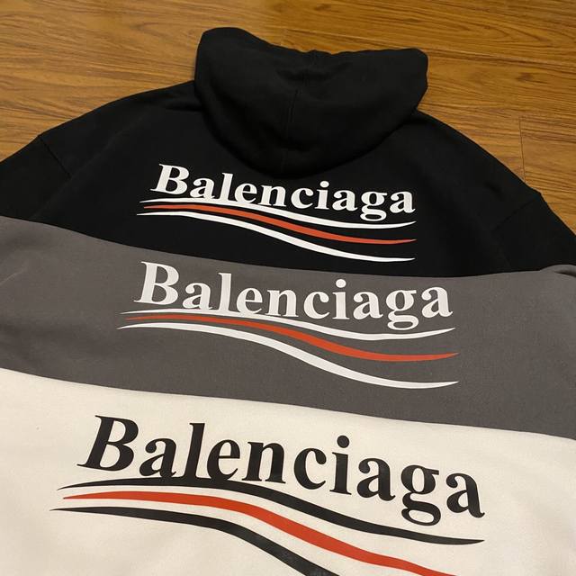 巴黎世家Balenciaga波浪可乐字母图案宽松情侣连帽卫衣 采用450g定制大毛圈麻棉面料 舒适透气 垂感十足 胸前字母数码印花工艺直喷 重工品质 上身百搭显