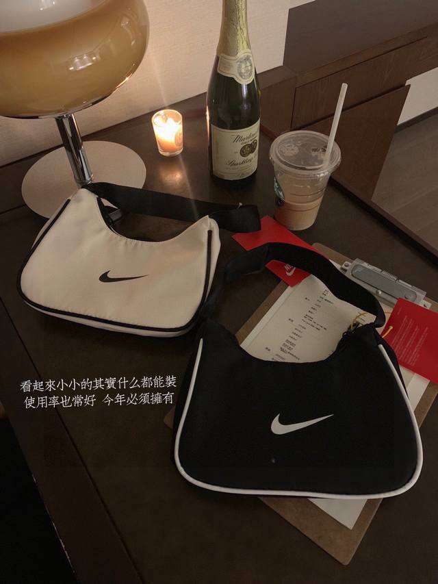 只有白色 Nike耐克复古腋下包挎包手拎包 颜色:黑色 白色 同款韩系慵懒风 这个价位真的太香了 这包就是有神一般的魔力 能让对腋下包无感的你 乖乖掏钱买下它