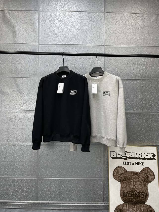 圆领 23新版本全码出货Nike x Stussy 联名款 SS23 纯色Logo字母刺绣 拉绒圆领卫衣 同款连帽 卫裤在售 380克全棉双纱抓绒面料子，亲肤舒