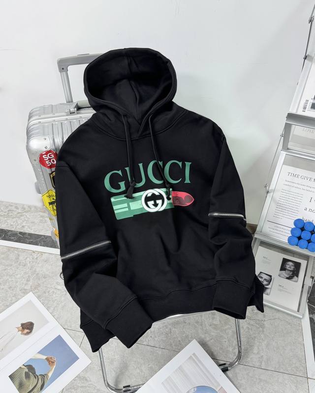 供 顶级复刻 古驰 GUCCI秋冬口红印花logo手臂拉链毛圈连帽卫衣 原版面料官方同款卫衣 定制420克同缸染面料手感非常舒服 春夏最新砖柜同步时尚又个性超级