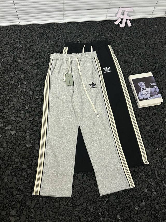 阿迪达斯 Adidas 24ss秋冬侧边杠条织带经典款抽绳卫裤男女款 - 爆款户外休闲百搭神裤闭眼入，上身帅气百搭，秋冬出行必备百搭单品！纯棉高克重面料上身舒适