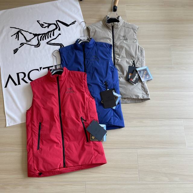 羽绒服马甲Arc'teryx 始祖鸟 Atom Sl Vest阿童木三色轻羽绒服刺绣logo修身立领马甲 胸前经典万针精心刺绣大鸟，这种大品牌的必须大LOGO才