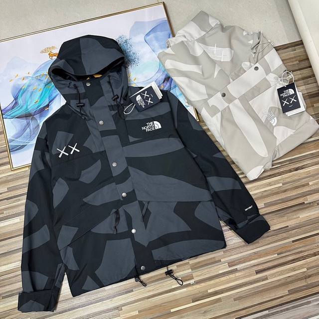 上新 TNF x KAWS 北面联名芝麻街经典1986男女情侣款迷彩连帽冲锋衣夹克外套 原版复刻 顶级品质TNF北面潮流限定款 潮流男女都不可错过的一款梦幻联动