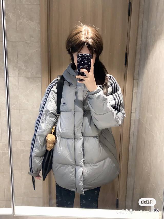 Adidas阿迪达斯冬季专柜600蓬，羽绒服 经典三杠织带 男女同款 定色定染 专柜雾霾灰色，三防工艺，中度防水功能。雨雪天气无压力 填充80灰鸭绒，东北天气也