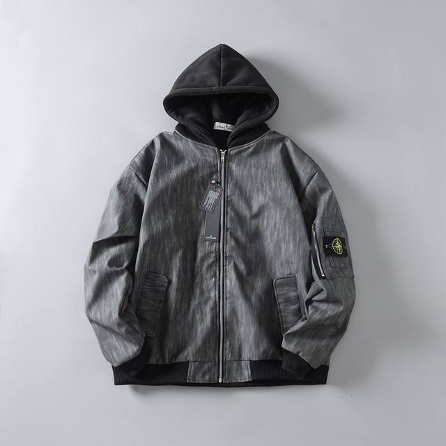 品控款 #Stone Island 石头岛 fw24秋季新款复古棒球服假两件连帽PU皮纹理夹克外套情侣款 –采用软滑的PU皮材质 手感柔软 垂感好，面料舒适透气